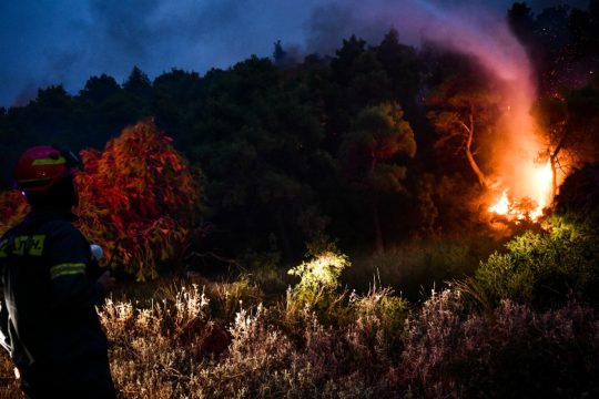 Ανεξέλεγκτο για τέταρτο 24ωρο το πύρινο μέτωπο στα Βίλια