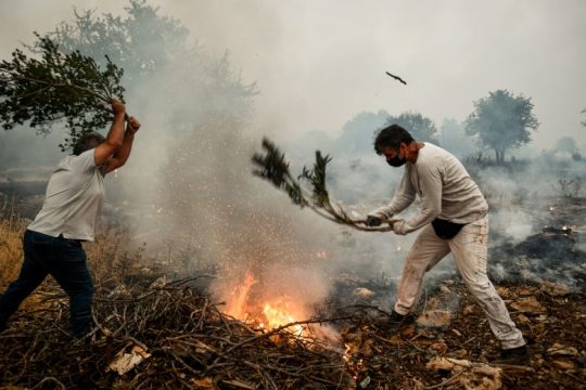 Συνεχίζει το καταστροφικό της έργο η φωτιά στη Δυτική Αττική