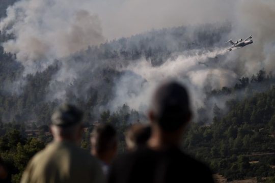 Το πύρινο μέτωπο κυκλώνει στα Βίλια