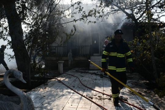 Για δέκατη μέρα ισχυρές πυροσβεστικές δυνάμεις στα Βίλια