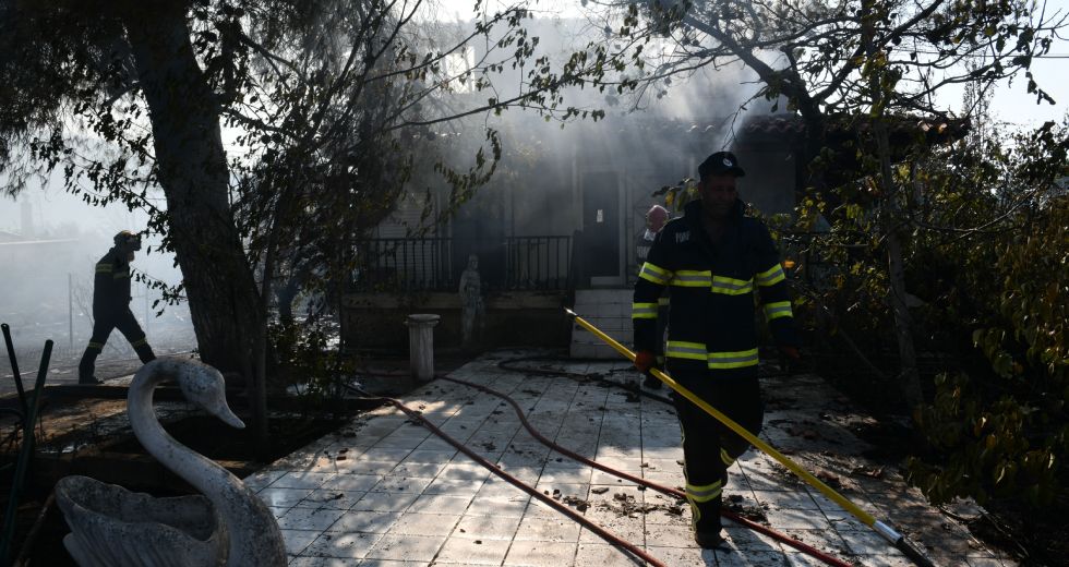 Για δέκατη μέρα ισχυρές πυροσβεστικές δυνάμεις στα Βίλια