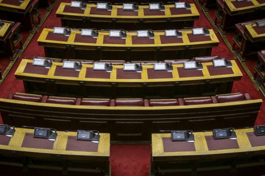 Αντιπολίτευση: Ομολογία αποτυχίας της εκστρατείας εμβολιασμού τα νέα μέτρα