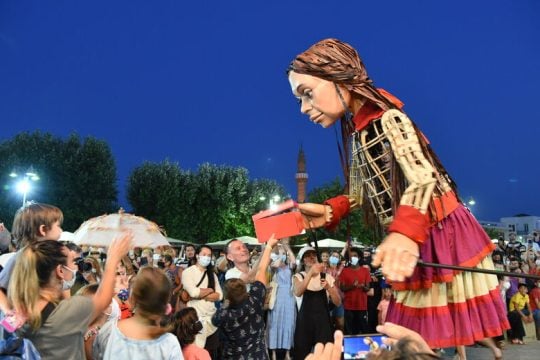 Εθνικιστικός και ξενοφοβικός παροξυσμός στα Μετέωρα για την κούκλα Αμάλ