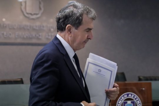 Αυτοαποθέωση από Χρυσοχοΐδη, κουβέντα για τις πυρκαγιές