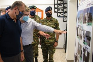 Τσέκαραν τον φράκτη να δουν αν θα αντέξει…