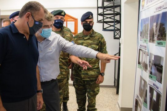 Τσέκαραν τον φράκτη να δουν αν θα αντέξει…