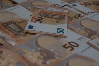 Εικονική βελτίωση εσόδων και περιορισμός ελλείμματος στο οκτάμηνο