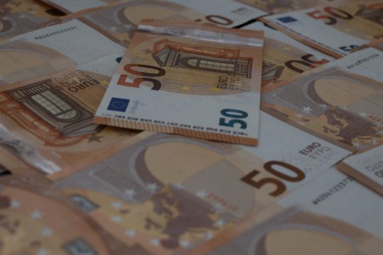 Εικονική βελτίωση εσόδων και περιορισμός ελλείμματος στο οκτάμηνο