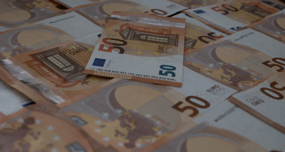 Εικονική βελτίωση εσόδων και περιορισμός ελλείμματος στο οκτάμηνο