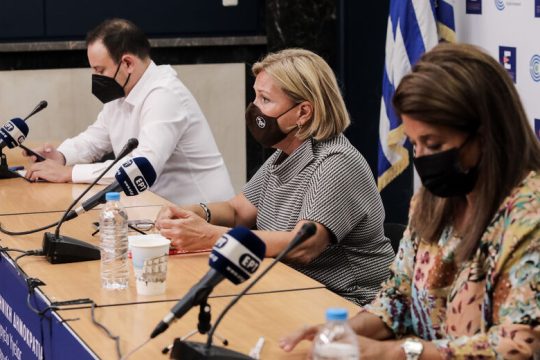 Αντιφατικά μηνύματα για την εξάπλωση της πανδημίας