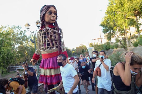 Η κούκλα Αμάλ στόχος ακροδεξιών στη Λάρισα