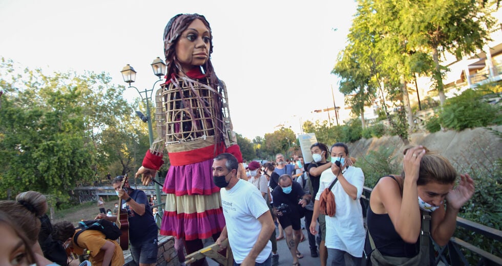 Η κούκλα Αμάλ στόχος ακροδεξιών στη Λάρισα