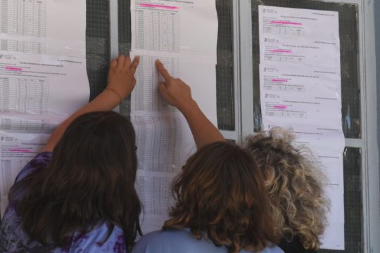 Το υπ. Παιδείας «ψήνει» μαθητές και γονείς… στα «κάρβουνα»