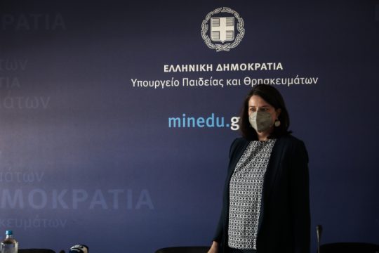 Εμβολιαστικά κέντρα στα ΑΕΙ προαναγγέλλει η Κεραμέως