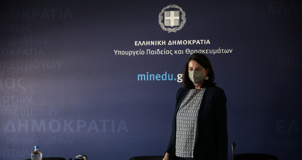 Εμβολιαστικά κέντρα στα ΑΕΙ προαναγγέλλει η Κεραμέως