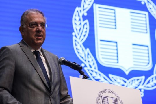 Παρέμβαση Θεοδωρικάκου προκαλεί χάος
