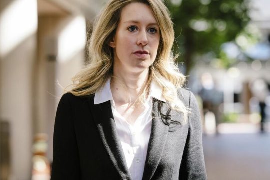 H παταγώδης πτώση μιας αυτοδημιούργητης δισεκατομμυριούχου
