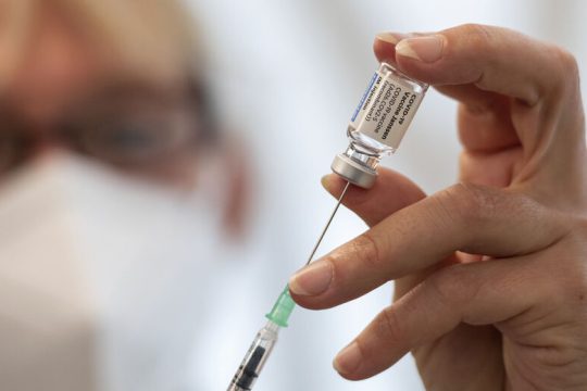Τρίτη δόση σε Γαλλία και Γερμανία, παρά τις ενστάσεις