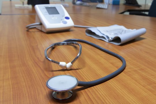 Χωρίς ιατρό και πρωτόκολλα παραμένουν οι χώροι εργασίας