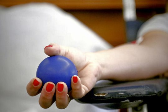 Αντιεμβολιαστές αρνούνται μετάγγιση αίματος από εμβολιασμένους