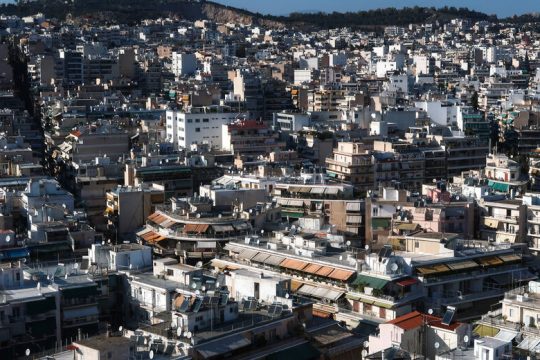 Στενεύει ο κλοιός για τους «κόκκινους» δανειολήπτες