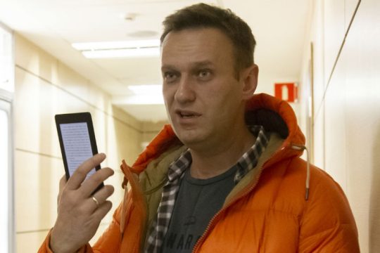 Ο Ναβάλνι κατηγορεί Apple και Google ότι έγιναν «συνεργοί» του Πούτιν