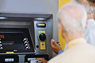 Λίγα και σε… λίγους τα αναδρομικά