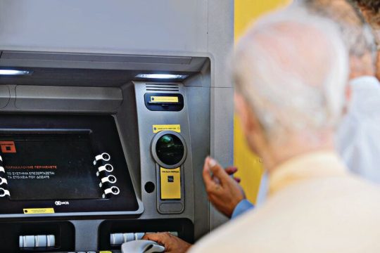 Λίγα και σε… λίγους τα αναδρομικά