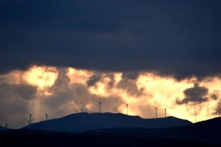 Ο Σκρέκας ρίχνει την ευθύνη στη ΡΑΕ