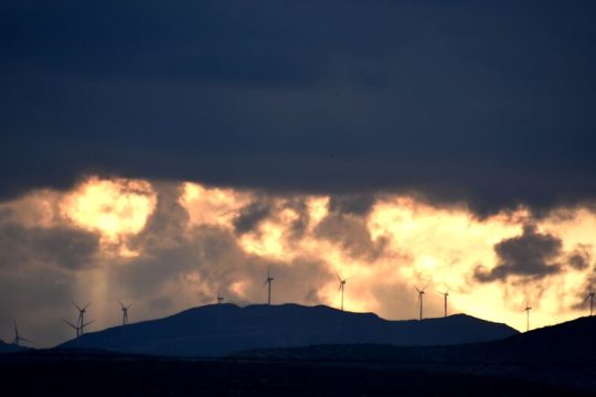 Ο Σκρέκας ρίχνει την ευθύνη στη ΡΑΕ