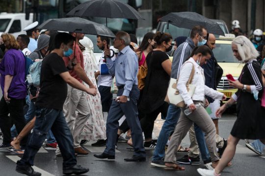 Σε ισχύ νέα μέτρα για τους ανεμβολίαστους