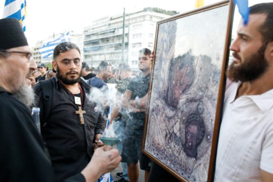 «Χρυσαυγίτες, μοναχοί, παραθρησκευτικές ομάδες υποκινούν τους αντιεμβολιαστές»