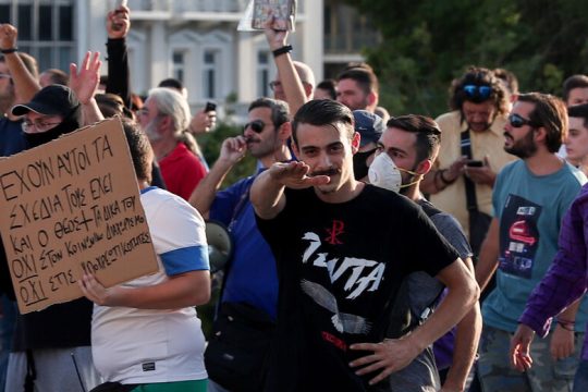Απροστάτευτοι εκπαιδευτικοί και υγειονομικοί απέναντι στις απειλές