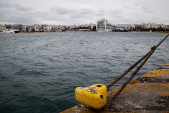Δεμένα στα λιμάνια κρατούν οι άνεμοι τα πλοία