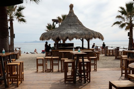 Πυροβολισμοί με τρεις τραυματίες σε beach bar στην Καβάλα