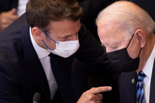 Επικοινωνία Μπάιντεν – Μακρόν μετά τις αντιδράσεις για το σύμφωνο AUKUS