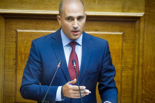 Κυβερνητική «αφωνία» για Μπογδάνο, ενώ οι αντιδράσεις συνεχίζονται