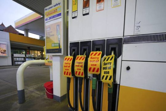 Βρετανία: Προτεραιότητα στον ανεφοδιασμό καυσίμων ζητούν εργαζόμενοι πρώτης γραμμής
