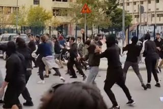 Ορμησαν σε πορεία με σουγιάδες και λοστούς