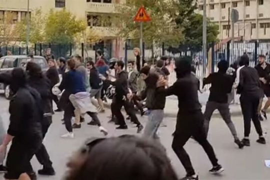 Ορμησαν σε πορεία με σουγιάδες και λοστούς