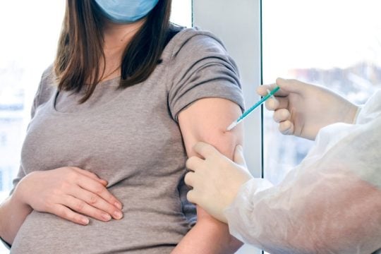 Οι εμβολιασμένες έγκυες περνάνε στα μωρά τους υψηλά αντισώματα κατά του κορονοϊού