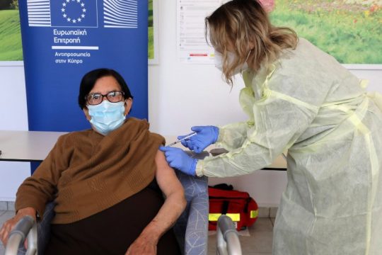Η Κύπρος θα χορηγήσει 3η δόση εμβολίου στους πολίτες 83 ετών και άνω