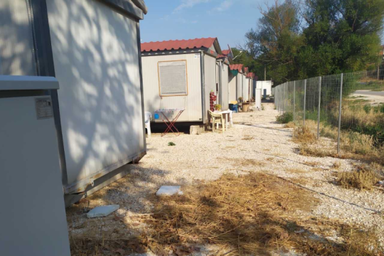 «50 μέτρα μακριά από το νέο σχολείο οι κάτοικοι μένουν επτά μήνες σε κοντέινερ»