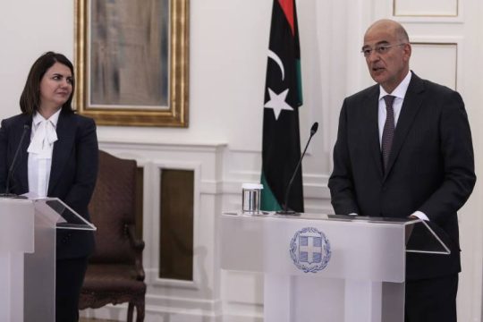 «Να απομακρυνθούν όλα τα ξένα στρατεύματα από τη Λιβύη»