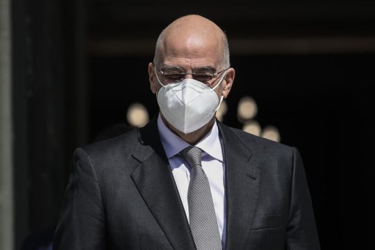 100.000 εμβόλια παρέδωσε ο Ν. Δένδιας στην Τυνησία