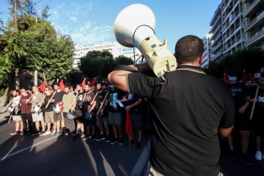 Ο πρωθυπουργός στη ΔΕΘ, ο κόσμος στους δρόμους