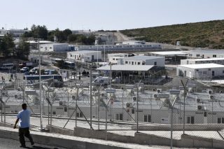 Εγκαινίασε ο Ν. Μηταράκης, μόνος του, δομή-φυλακή για πρόσφυγες