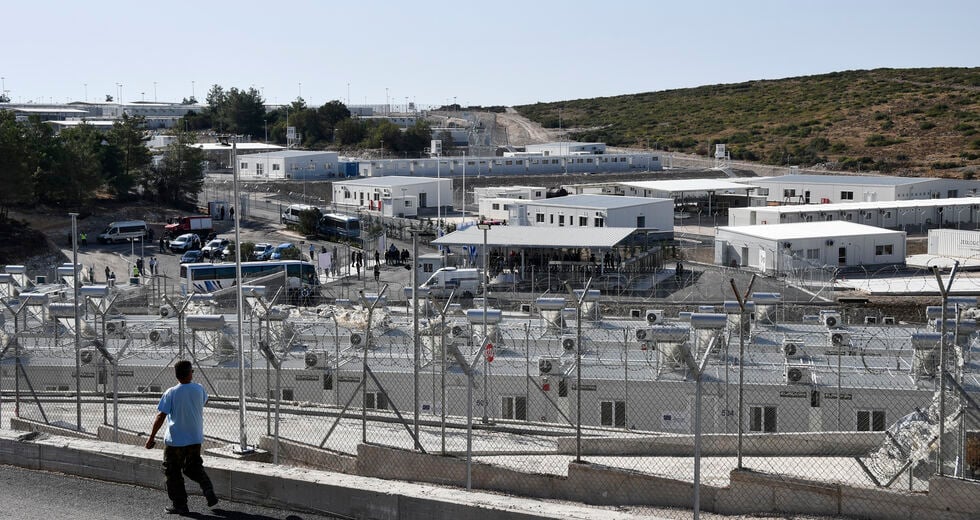Εγκαινίασε ο Ν. Μηταράκης, μόνος του, δομή-φυλακή για πρόσφυγες