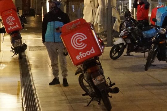 Efood: Καταγγέλλουν και κλιμακώνουν οι διανομείς, πουλάει τρέλα η κυβέρνηση
