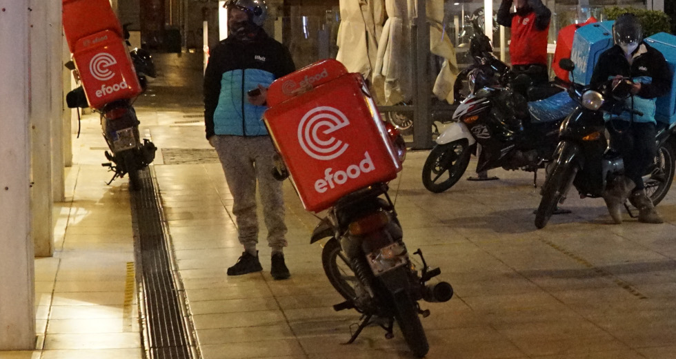Efood: Καταγγέλλουν και κλιμακώνουν οι διανομείς, πουλάει τρέλα η κυβέρνηση